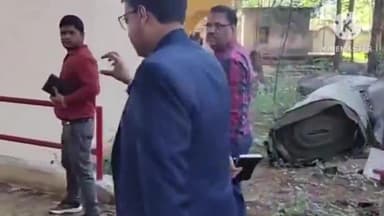 बेरो: मोराबादी स्थित फुटबॉल मैदान में मतदान सामग्री एवं इवीएम मशीन वितरण केंद्र का उपायुक्त ने किया निरीक्षण