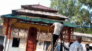 अरवल: प्रखंड मुख्यालय में शहीद स्थल को बिहार दिवस के मौके पर फूल और एलइडी बल्बों से सजाया गया।