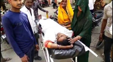 इटावा: नगला हरचंद के पास सड़क पार कर रही महिला बाइक की टक्कर लगने से गंभीर रूप से हुई घायल, जिला अस्पताल में कराया गया इलाज
