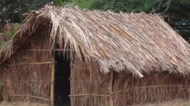 बक्सर: झोपड़ीनुमा दुकान में शराब बेच रहे कारोबारी को ग्राहक के वेश में पहुंची पुलिस ने दबोचा, बड़ी खेप बरामद