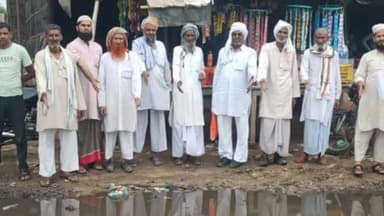 पुन्हाना: जुरहेडा मोड़ के समीप सड़क पर गंदा पानी भरा होने से मार्ग बंद, सड़क में बने गढ्ढे दे रहे हादसों को बढ़ावा