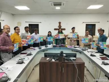 जालौर: लोकसभा चुनाव को लेकर संभागीय आयुक्त ने हेल्पलाइन 1950 के पोस्टर का किया विमोचन