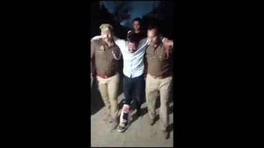 गाज़ियाबाद: लूट में प्रयोग शास्त्र बरामदगी करवाने के दौरान साहिबाबाद में पुलिस की एक लुटेरे से हुई मुठभेड़, पैर में लगी गोली