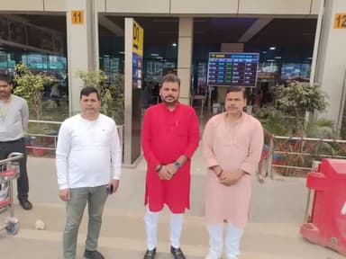 महर्षि विश्वामित्र फाउंडेशन के राष्ट्रीय संयोजक राज कुमार चौबे जी के साथ दिल्ली से पटना यात्रा में मीडिया के साथी अशोक उपाध्याय एवं शाहाबाद संयोजक रवि राज।