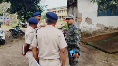 कांके: मांडर व खलारी एवं मैक्लुस्कीगंज थाना और चामा पिकेट का ग्रामीण एसपी ने किया औचक निरीक्षण