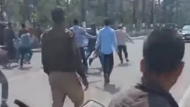 कोल: AMU में होली खेलने पर मुस्लिम छात्रों के द्वारा हिंदू छात्रों को दौड़ा-दौड़ाकर पीटने का वीडियो सोशल मीडिया पर वायरल