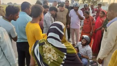 नौतनवा: परसामलिक थाना के बगल पेट्रोल पम्प के सामने बाईक से गिरकर युवती हुई घायल, मौके पर पहुंची पुलिस