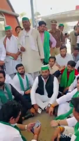 गौतम बुद्ध नगर: किसानों ने ग्रेटर नोएडा के ईस्टर्न पेरीफ़ेरल एक्सप्रेसवे पर किया धरना प्रदर्शन सुरक्षा में भारी पुलिस बल तैनात