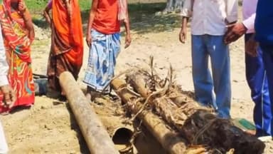 सिराथू: भरवारी के वार्ड 15 में ट्यूबवेल बोरिंग के अधूरे काम को छोड़कर फरार हुआ ठेकेदार, खुले हुए गड्ढे से हो रही परेशानी