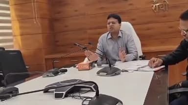 कांके: समाहरणालय में उपायुक्त ने मतदान केन्द्रों पर न्यूनतम सुविधा सुनिश्चित करने के सम्बन्ध में वीसी के माध्यम से की बैठक