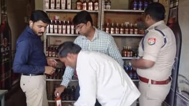 मंझनपुर: होली से पहले मंझनपुर क्षेत्र में एसडीएम और सीईओ ने होलिका दहन स्थल और शराब की दुकानों का किया निरीक्षण, दिए दिशा निर्देश