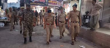 हमीरपुर: पुलिस अधीक्षक ने कोतवाली नगर क्षेत्र में सीआरपीएफ बल व पुलिस के साथ किया भ्रमण।