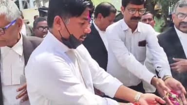 जमुई: जमुई व्यवहार न्यायालय के मुख्य द्वार के पास अधिवक्ताओं द्वारा भगत सिंह, राजगुरु और सुखदेव को दी गई श्रद्धांजलि