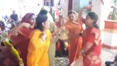 सीकर: सुभाष चौक स्थित रघुनाथ जी मंदिर में फाग उत्सव कार्यक्रम का हुआ आयोजन बड़ी संख्या में महिला श्रद्धालु रही मौजूद