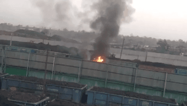 सिंगरौली: मोरवा रेलवे साइडिंग में धूं-धूंकर जला पेलोडर वाहन, बाल बाल बचा ऑपरेटर