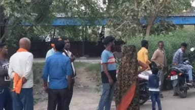 नरवल: महाराजपुर में तेज रफ्तार ट्रक ने ट्रैक्टर ट्राली में पीछे से मारी टक्कर,ट्रैक्टर में बैठे मजदूर की मौत