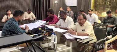 राजनांदगांव: राजनांदगांव नगर निगम कार्यालय स्थित अपने कक्ष में आयुक्त ने तकनीकी अधिकारियों की ली बैठक, दिए आवश्यक दिशा निर्देश