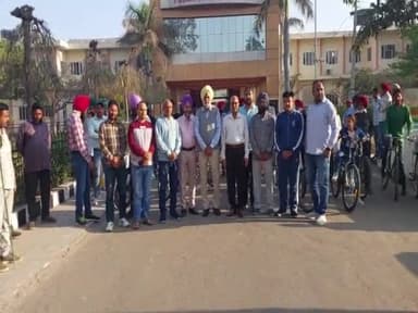 ਪਟਿਆਲਾ: ਪਬਲਿਕ ਕਾਲਜ 'ਚ ਸ.ਭਗਤ ਸਿੰਘ ਦੀ ਸ਼ਹੀਦੀ ਦਿਵਸ ਨੂੰ ਸਮਰਪਿਤ ਸ਼ਹਿਰ 'ਚ ਕੱਢੀ ਗਈ ਸਾਈਕਲ ਰੈਲੀ, ਆਜ਼ਾਦੀ ਘੁਲਾਟੀਏ ਦਰਦ ਨੇ ਦਿੱਤੀ ਹਰੀ ਝੰਡੀ।