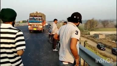 आगरा: मलपुरा अंतर्गत न्यू दक्षिणी बाईपास स्थित फ्लाईओवर से ट्रक नीचे गिरा, चालक को आई गंभीर चोट