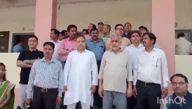 आगरा: मुजफ्फरनगर में हुई शिक्षक की हत्या के मामले में पंचकुइयां स्थित मूल्यांकन केंद्र पर शिक्षकों ने की हड़ताल