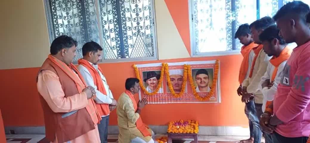 #शहीद_दिवस  
आज मऊ नगर के दक्षिणेश्वर हनुमान मंदिर  पर भारत माता के महान अमर सपूत पूज्यनीय शहीद भगत सिंह जी, शहीद सुखदेव जी व शहीद राजगुरु जी के बलिदान दिवस पर पुष्प अर्पित कर नमन किया गया।