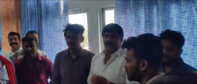 पुरनहिया: शिवहर शहर स्थित एक स्थानीय होटल में पूर्व सांसद आनंद मोहन ने अपने कार्यकर्ताओं से की मुलाकात