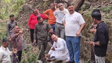 मोरनी: जनस्वास्थ्य विभाग के अधिकारियों ने ठंडोग पंचायत के मरोली के पास प्राकृतिक स्रोत के उपलब्ध पानी की मात्रा की जांच की