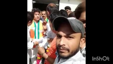 गुना नगर: अतिथि शिक्षकों ने मांगों को लेकर गुना दौरे पर पहुंचे केंद्रीय मंत्री ज्योतिरादित्य सिंधिया को दिया ज्ञापन