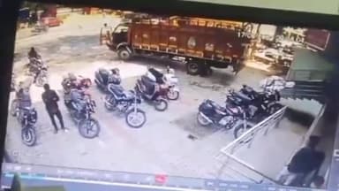 झांसी: झांसी मे विशाल मेगामार्ट के बाहर से चोरो ने महज 15 मिनट में चोरी की बाइक, घटना हुई सीसीटीवी कैमरे में कैद, पुलिस जुटी जा