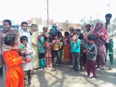 हमीरपुर: अर्चना फाउंडेशन के डायरेक्ट एवं उनके सदस्यों ने गरीब परिवार के बच्चों के साथ होली का पर्व मनाया।