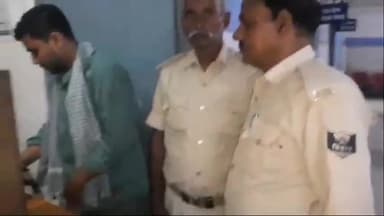 अररिया: बसमतिया से 30 बोतल कफ सिरप के साथ एक व्यक्ति को पुलिस ने किया गिरफ्तार, न्यायालय में किया पेश