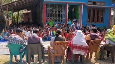 সোণাৰি: বৰহাটত বিজেপিৰ বুথ বাহিনীৰ আহ্বায়িকাৰ লগতে মহিলা কাৰ্যকৰ্তাৰ লগত মতবিনিময় কৰে জিলা মহিলা মৰ্চাৰ সভানেত্ৰীয়ে