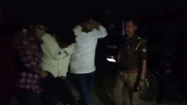 फिरोज़ाबाद: पुलिस ऒर कुख्यात बदमाश के बीच गांव सिंहपुर तिराहे के पास हुयी मुठभेड़,बदमाश के पैर में गोली लगने से घायल हुआ