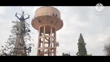 सीकर: वार्ड नंबर 46 में पानी की समस्या को लेकर कृषि उपज मंडी के सामने पानी की टंकी पर चढ़े दो युवक