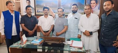 आज आदरणीय बड़े भैया श्री विवेक बंसल जी पूर्व विधायक जी का आशीर्वाद प्राप्त हुआ और सभी ने भैया जी को 
 होली की शुभकामनाएं