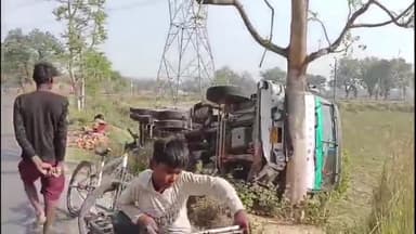 मंझनपुर: रघवापुर पेट्रोल पंप के पास अनियंत्रित होकर पलटा तेज रफ्तार डंपर, बाल बाल बचा चालक