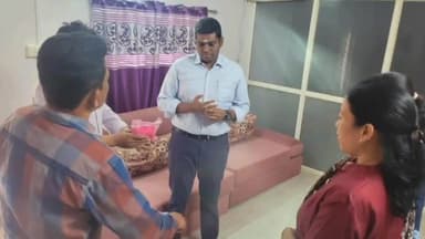 सुकमा: होली के मौके पर महिला स्वयं सहायता समूह की महिलाएं पहुंचीं कलेक्टर निवास, कलेक्टर को भेंट किया हर्बल गुलाल