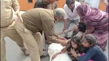 गोरखपुर: नौसढ़ चौक पर लोगों ने शव को लेकर किया हंगामा हाइवे किया जाम