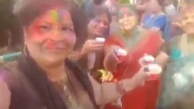 झांसी: झाँसी नगर के रानी लक्ष्मीबाई पार्क में महिलाओं ने मनाई होली, जमकर किया डांस