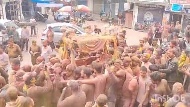 मंडी: राज माधव राय संग मंडी वासियों ने खेली होली,जमकर उड़ाया गुलाल