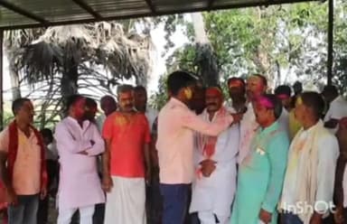 वारिसलीगंज: वारसलीगंज विधानसभा क्षेत्र के बढ़ौना गांव में अशोक महतो के साथ जनता ने जमाया होली का रंग