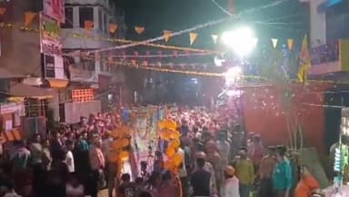 गोंडा: चौक बाजार में होलिका दहन के बाद देर रात्रि जमकर खेली गई होली