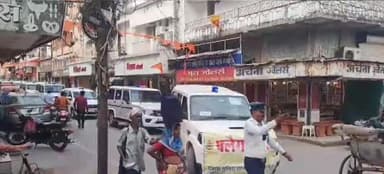 राजनांदगांव: शहर के चौक-चौराहों और आउटर क्षेत्र में पुलिस द्वारा निकाला गया फ्लैग मार्च