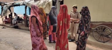 हमीरपुर: जनपद में पुलिस द्वारा मिशन शक्ति तहत भिन्न-भिन्न स्थानों पर जाकर महिलाओं/बालिकाओं को जागरूक किया