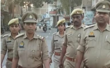 हमीरपुर: जनपद में पैदल गस्त के द्वारान 
यातायात नियमों का उल्लंघन करने वाले 82 वाहनों का चालान हुआ