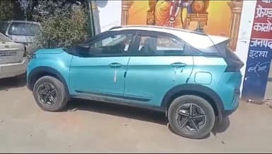 इटावा: भरथना चौराहे पर नशे में कार दौड़ाते युवकों ने कार का हूटर बजाकर आदर्श आचार संहिता का किया उल्लंघन, लिए गए हिरासत में