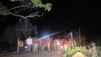 भरथना: कर्वा बुजुर्ग में बेकाबू दूध डेयरी पिकअप के ट्रांसफार्मर में टक्कर से 5 खम्भे हुए क्षतिग्रस्त, हिरासत में लिया एक युवक