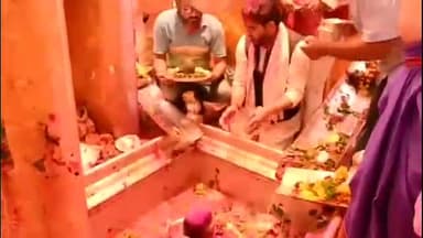 होली पर्व पर कचनार वृक्ष के फूलों से बना हर्बल गुलाल से बाबा श्री काशी विश्वनाथ का किया गया श्रृंगार