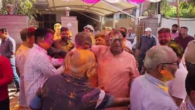 अम्बाला: परिवहन मंत्री असीम गोयल ने अपने अंबाला आवास पर समर्थकों के साथ मनाई होली,डीजे पर जमकर नाचे भाजपा कार्यकर्ता,रंग लगाया