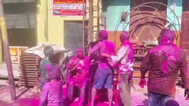 अमरोहा: अमरोहा शहर में धूमधाम से मनाया गया होली का पर्व लोगो ने एक दूसरे पर गुलाल लगा कर मनाई  गयी होली।